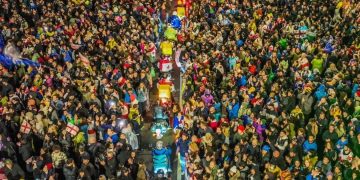 აქციის მონაწილეები რუსთაველიდან გმირთა მოედანზე მიდიან