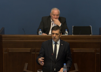 “ბიძინა რა შუაშია? დაბნელებული გაქვთ თვალები” – ხმაური პარლამენტში
