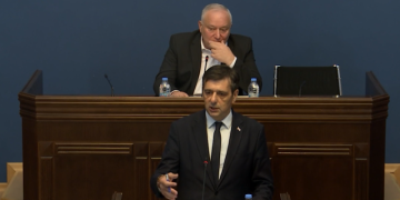 “ბიძინა რა შუაშია? დაბნელებული გაქვთ თვალები” – ხმაური პარლამენტში