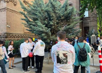 მე-12 კლასელები განათლების სამინისტროსთან, სტუდენტები უნივერსიტეტთან – პროტესტი თბილისში