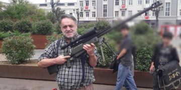 ჟურნალისტი ლადო მენაბდე, 26 მაისს, ოზურგეთში, სამხედრო ტექნიკის გამოფენაზე კონტრ-სნაიპერული შაშხანით გადაღებული ფოტოს დადების გამო, გამოკითხვაზე დაიბარეს