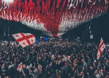 ,,მადლობა უნდა გადავუხადოთ” – აქციის მონაწილეები რუსთაველიდან პრეზიდენტის სასახლისკენ მიდიან