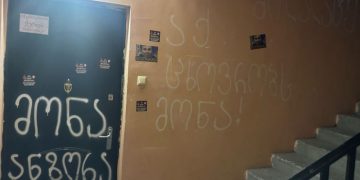 “აქ ცხოვრობს მოღალატე” – წარწერა ანზორ ბოლქვაძის სახლთან