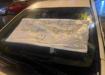 “ორი ტაქსი დგას და ხალხს უფასოდ არიგებენ სახლში” – ფოტოები