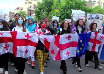 რუსთაველის გამზირი გადაიკეტა – პარლამენტთან სტუდენტები მარშით მივიდნენ