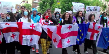 რუსთაველის გამზირი გადაიკეტა – პარლამენტთან სტუდენტები მარშით მივიდნენ