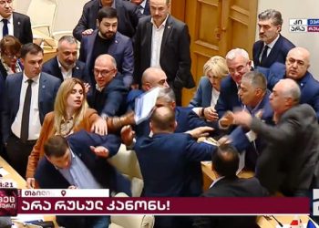 მორიგი დაპირისპირება პარლამენტში – ხუნდაძემ ნაკაიძეს ფურცლები ჩაარტყა