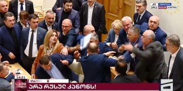 მორიგი დაპირისპირება პარლამენტში – ხუნდაძემ ნაკაიძეს ფურცლები ჩაარტყა