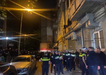 “დადექით სიმართლის მხარეს” – რა ხდება უჩა აბაშიძის სახლთან?