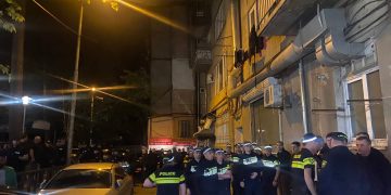 “დადექით სიმართლის მხარეს” – რა ხდება უჩა აბაშიძის სახლთან?