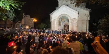 “აღდგომას შევხვდეთ ქაშვეთთან” – ახალგაზრდები სანთლებით და ლოცვით