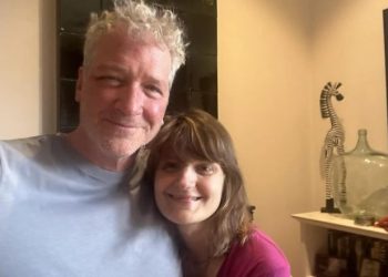 ტროტუარზე მიმათრევდნენ, მცემდნენ, წიხლებს მირტყამდნენ… არა რუსულ კანონს, არა რუსულ მთავრობას” – აქციაზე დაკავებული ტედ ჯონასი