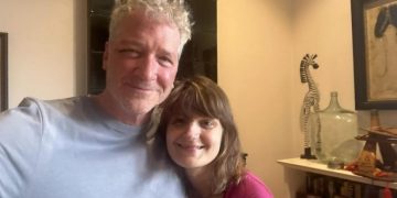 ტროტუარზე მიმათრევდნენ, მცემდნენ, წიხლებს მირტყამდნენ… არა რუსულ კანონს, არა რუსულ მთავრობას” – აქციაზე დაკავებული ტედ ჯონასი