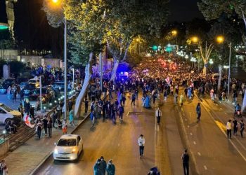 აქციის მონაწილეებმა “ოცნების” ოფისთან, სანაპიროზე, გზა გადაკეტეს