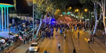 აქციის მონაწილეებმა “ოცნების” ოფისთან, სანაპიროზე, გზა გადაკეტეს