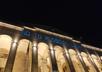 NO TO RUSSIAN LAW – წარწერა პარლამენტთან
