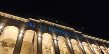NO TO RUSSIAN LAW – წარწერა პარლამენტთან