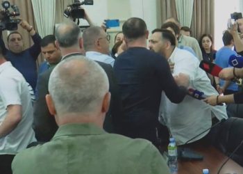 ბათუმის საკრებულოს სხდომაზე ხმაური და დაპირისპირება იყო