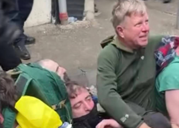 ფოტო, სადაც ჩანს, როგორ დაყარეს პარლამენტთან მიწაზე სპეცრაზმელებმა დაკავებული მომიტინგეები