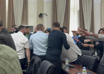 ბათუმის საკრებულოს სხდომაზე ,,ოცნების” წევრები და ოპოზიცია ფიზიკურად დაუპირისპირდნენ