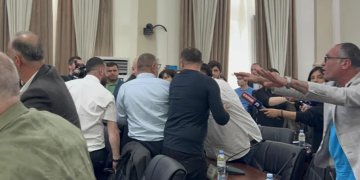 ბათუმის საკრებულოს სხდომაზე ,,ოცნების” წევრები და ოპოზიცია ფიზიკურად დაუპირისპირდნენ