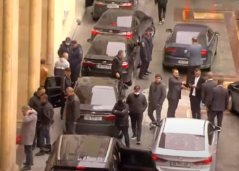 ხმის მიცემიდან რამდენიმე წუთში, დეპუტატები სპეცრაზმის დახმარებით ტოვებენ პარლამენტს