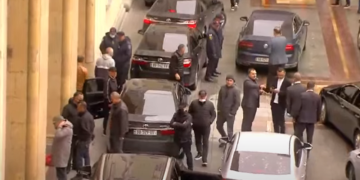 ხმის მიცემიდან რამდენიმე წუთში, დეპუტატები სპეცრაზმის დახმარებით ტოვებენ პარლამენტს