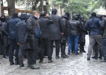 „ქართული ოცნების“ დეპუტატები პარლამენტში საპოლიციო ძალების დახმარებით შედიან