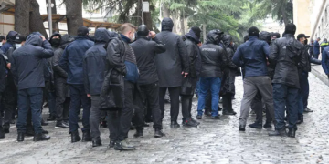 „ქართული ოცნების“ დეპუტატები პარლამენტში საპოლიციო ძალების დახმარებით შედიან