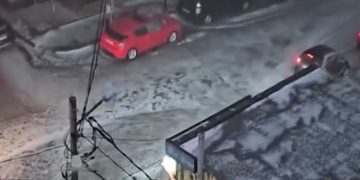 ვიდეო – ძლიერი წვიმა და სეტყვა თბილისში – ქუჩები დატბორილია, დეკორაციების ნაწილი დაზიანებული