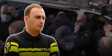 გმირთა მოედანზე პოლიციამ დაკავებები დაიწყო