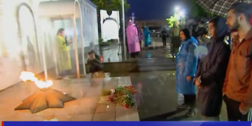 ახალგაზრდები გმირთა მოედანზე მივიდნენ და დაღუპულ გმირებს პატივი მიაგეს