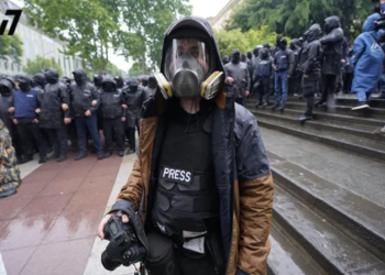 “ინტერპრესნიუსის” ფოტორეპორტიორს ფორმიანი პირები ფიზიკურად გაუსწორდნენ