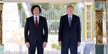 “თქვენი ლიდერობა სამაგალითოა” – ორ ფეხზე მდგომი პრემიერი ერდოღანთან