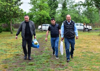 ლანჩხუთის მერმა მრავალშვილიან, სოციალურად დაუცველ ოჯახებსა და უფასო სასადილოს ბენეფიციარებს სააღდგომო საჩუქრები გადასცა