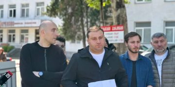 „დილის ხუთ საათზე ურეკავდნენ მამაჩემს და ემუქრებოდნენ ჩემი ფიზიკური ანგარიშსწორებით… მამაჩემის ჯანმრთელობამ ვერ გაუძლო და ახლა რეანიმაციაშია“ – ლაშა ფარულავა