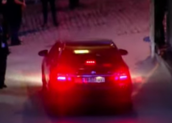 დეპუტატები პარლამენტს რობოკოპების დახმარებით ტოვებენ