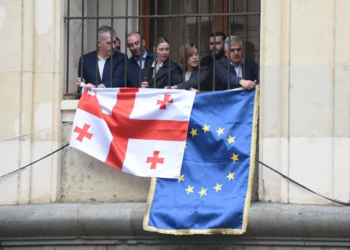 ოპოზიციონერმა დეპუტატებმა პარლამენტიდან საქართველოსა და ევროკავშირის დროშები გადმოფინეს