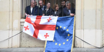 ოპოზიციონერმა დეპუტატებმა პარლამენტიდან საქართველოსა და ევროკავშირის დროშები გადმოფინეს