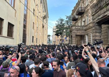 აქციის მონაწილეები თბილისის ქუჩებში მსვლელობას გამართავენ