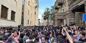 აქციის მონაწილეები თბილისის ქუჩებში მსვლელობას გამართავენ