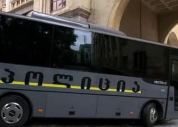 პარლამენტის ეზოში სპეცრაზმის ავტობუსები და სახანძროები შეიყვანეს