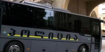 პარლამენტის ეზოში სპეცრაზმის ავტობუსები და სახანძროები შეიყვანეს