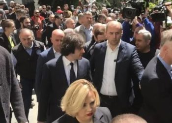 თსუ-ს შენობა პრემიერ-მინისტრმა ხმაურის ფონზე დატოვა