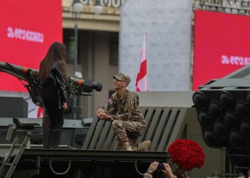 სამხედრო მოსამსახურემ დამოუკიდებლობის დღეს შეყვარებულს ხელი პირდაპირ ეთერში სთხოვა – დღის კადრები