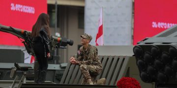 სამხედრო მოსამსახურემ დამოუკიდებლობის დღეს შეყვარებულს ხელი პირდაპირ ეთერში სთხოვა – დღის კადრები