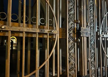 პარლამენტის რკინის კარი შეადუღეს