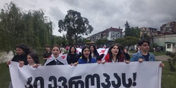 სკოლის მოსწავლეების აქცია ბათუმში – არა რუსულ კანონს!