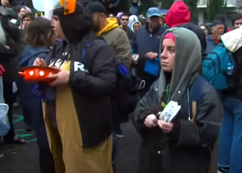 აქციის მონაწილეებს პარლამენტთან ჯამ-ჭურჭელი აქვთ მიტანილი – ადგილზე ხმაურია