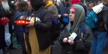 აქციის მონაწილეებს პარლამენტთან ჯამ-ჭურჭელი აქვთ მიტანილი – ადგილზე ხმაურია